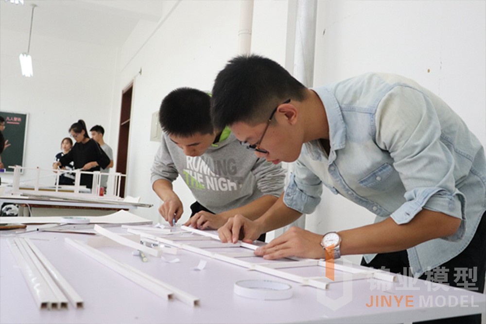 正在制作模型的照片